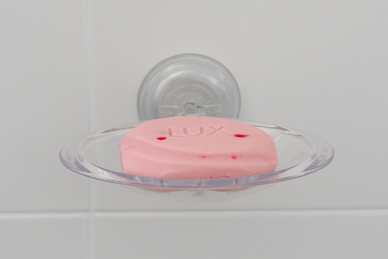 Imagem meramente ilustrativa. Saboneteira na cor Cristal (CRIST) ambientada no banheiro.
